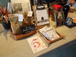 五日市にちなんで毎月５が付く日にマルシェを開催、参加すると５の書かれたカードの裏側にスタンプが押され、10個集めるとベーカリーの割引券がプレゼントされる