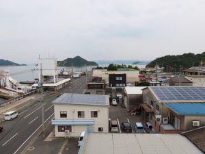 東山ビルから海側を望む。現在は隣に魚市場、その奥にスーパーがあるが、10数年以上前は人が来たいと思う場所ではなかったという