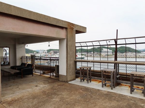 現在の東山ビル。左の壁にかかっているのはかつて建物に飾られていたプレートに彩色したもの