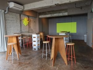 現在の東山ビル。左の壁にかかっているのはかつて建物に飾られていたプレートに彩色したもの