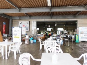 お隣の魚市場では週末を中心に朝市が行われている。朝食に海鮮丼を頂いたが、十数種類の海産物がのり、食べきれないほどのボリューム