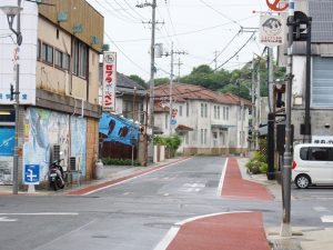 商店街の奥に見かけた古い、雰囲気のある建物。医院だったそうで、次回の瀬戸内国際芸術祭の会場として使わせていただく計画があるという。そうして一度開くことで使用につながっていくこともあるそうだ
