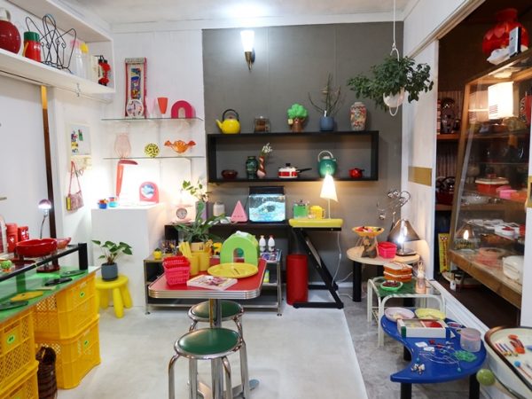 階段を中心に左右で異なるものを扱う店、混沌。こちらはレトログッズの売り場