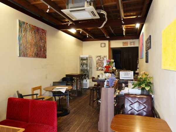 現在の東山ビル。左の壁にかかっているのはかつて建物に飾られていたプレートに彩色したもの