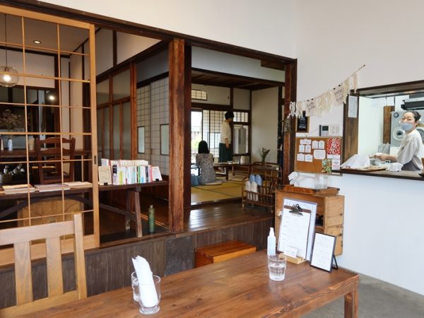 頂いた野菜たっぷりのランチ。ご飯は宇野の魚市場で買ってきた蛸ご飯を盛りつけてもらったもの