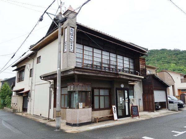 階段を中心に左右で異なるものを扱う店、混沌。こちらはレトログッズの売り場