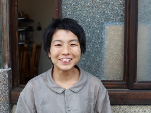 取材のすぐ後に市内で個展を開催されていた森氏。商店街の店頭にも作品が飾られていた