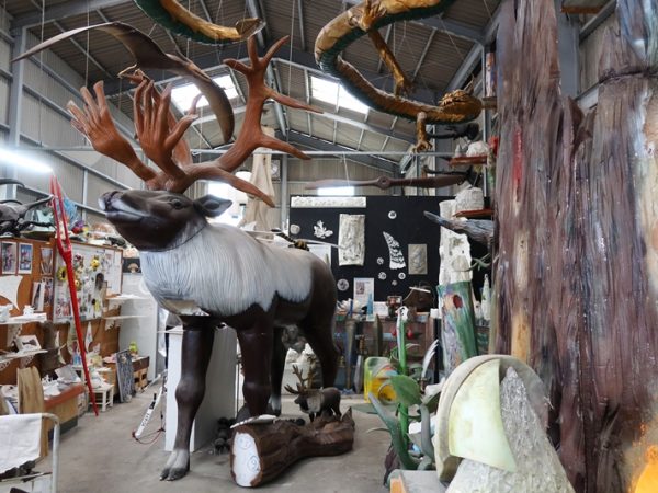 広い倉庫を簡単に仕切ってそれぞれのアーティストが使う、駅東創庫内部