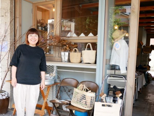 「いつものお願いね」で通じる常連さんたちが集う純喫茶「キャロン」。内装は変わっているものの、「開店したときからほぼ何も変わっていな
いよ」とのこと。“レトロ風”ではない、50 年以上続く老舗の存在感を外観からも感じる