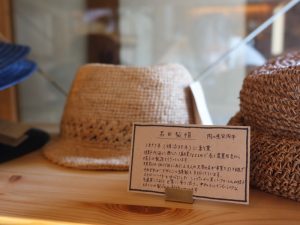 地元の産品が丁寧な説明とともに並べられている