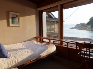 客室からは海が一望でき、それだけで癒される