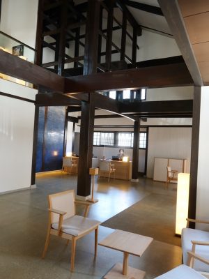 レセプション。柱、梁の太さ、天井の高さに目を奪われる