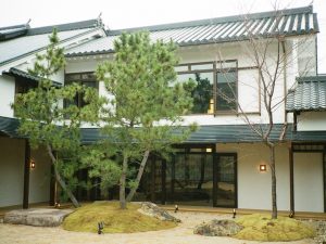 宿泊棟から見た庭。撮影/Max Houtzager