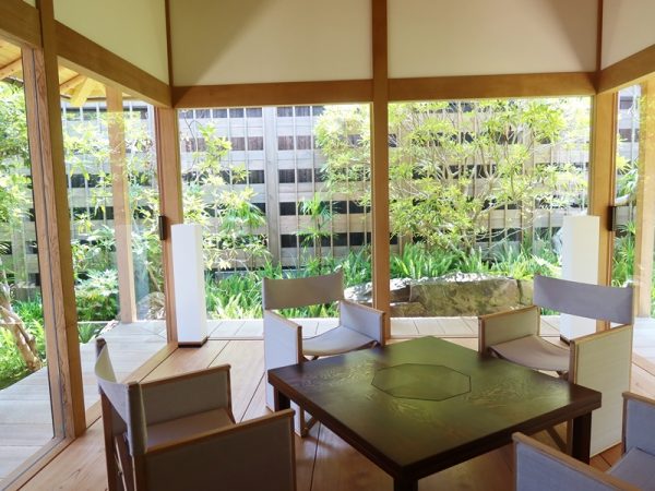 レセプション。柱、梁の太さ、天井の高さに目を奪われる