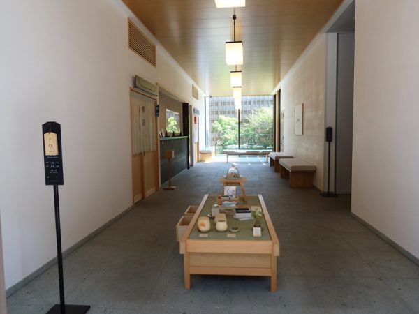 左側にカウンター、銭湯があり、右側から階段を上がって客室