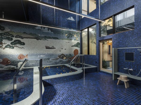 左側にカウンター、銭湯があり、右側から階段を上がって客室