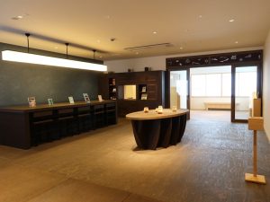 塩壺は地元の作家の手によるもの。小物入れにちょうどよいサイズ