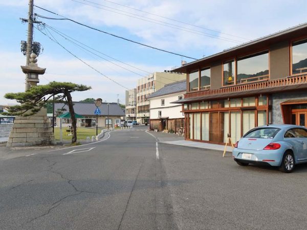 観光案内所の前にあった柑橘類のオブジェ。商店街内にもレモンイエローがあちこちにあった