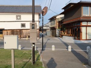 通りの右手奥にAzumi、左手奥にyubuneがある