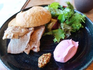 地元の人たちからの声を基にどのような要素の施設が必要かが検討されたという。写真はMinatoyaで提供されるyubune宿泊者の朝食