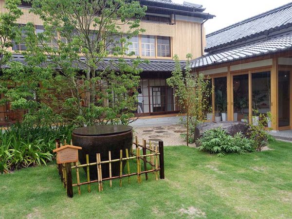 倉敷SOLA敷地中央の「みんげい広場」。ここを活用し、テナントや行政等による青空イベントも計画したいという。確かにアイデア次第で多用途に使えそうな広場だ。周囲への動線があるため、災害時には一次避難場所としても利用できるかもしれない © 有限会社建築写真室