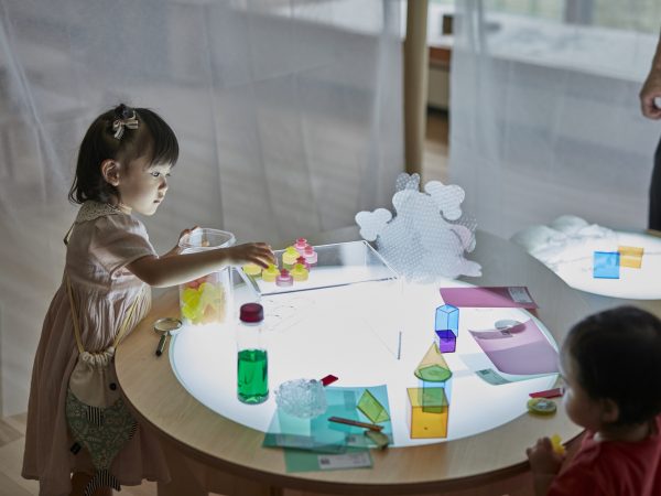 アトリエスペースのライトテーブルコーナーは子どもの想像性を育む