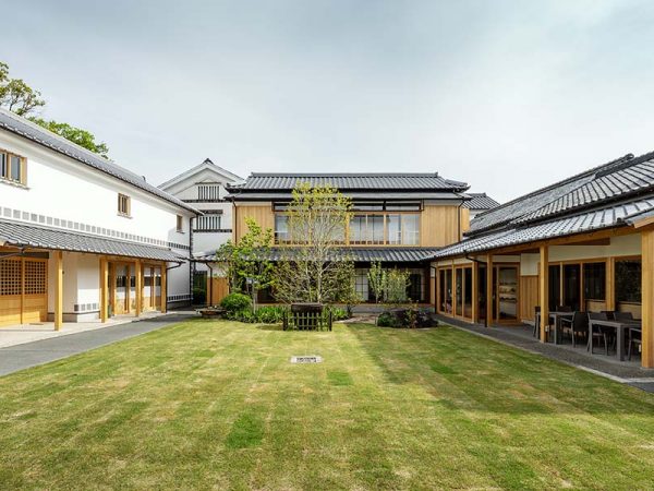 倉敷SOLA敷地中央の「みんげい広場」。ここを活用し、テナントや行政等による青空イベントも計画したいという。確かにアイデア次第で多用途に使えそうな広場だ。周囲への動線があるため、災害時には一次避難場所としても利用できるかもしれない © 有限会社建築写真室