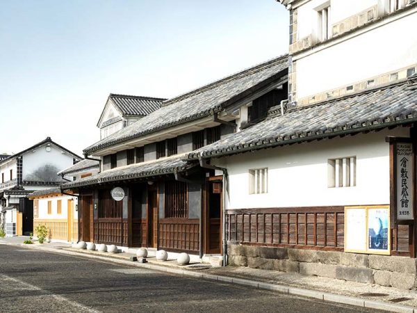 大通りから見た「倉敷SOLA」。白壁の建物が多い美観地区においては珍しい黒塗り。「戦時中、病院への空襲を避けるために黒塗りにしていた」との説もある。指定伝統的建造物のためそのままの姿が生かされている © 有限会社建築写真室