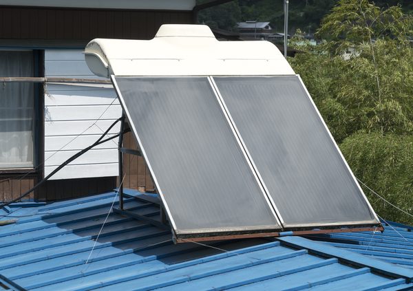 住宅の屋根に取り付けられた太陽熱温水器