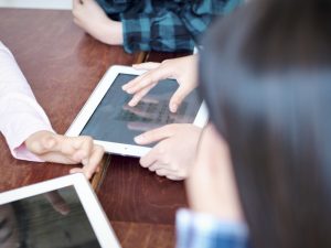 学校では子どもたちがタブレットを巧みに使いこなす