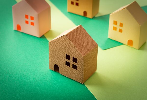 2つ以上の用途地域にまたがる場合は、建築の制限ごとにどのように適用するかが変わる。特に3ヶ所以上にまたがると解釈が複雑なことも多いため、物件の購入前には必ず建築会社へ確認するようにしてほしい