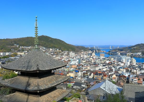 山と海が近い風光明媚な尾道の風景