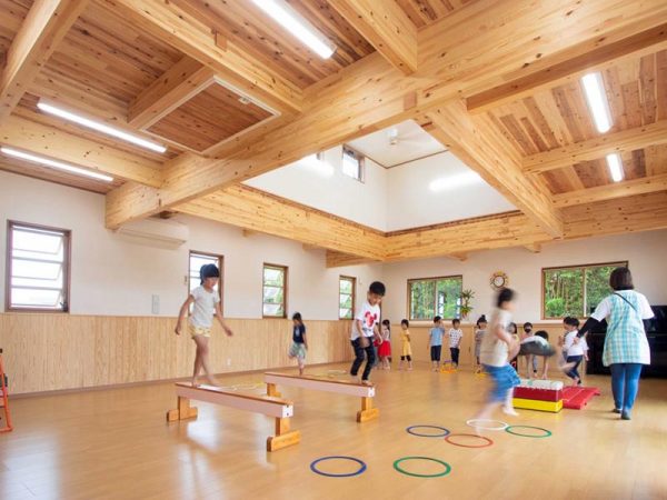 公共施設やオフィス、社員寮、こども園（画像）など、さまざまな建造物でCLT建築は広がっている