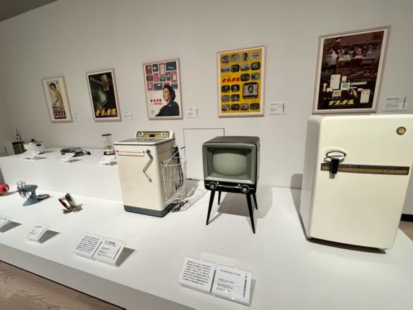 洗濯槽と脱水槽が分かれた二槽式洗濯機。洗いながら同時に脱水機で絞れるというのは、まさに当時としては画期的であった