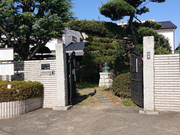 万願寺駅からも見えるくらい大きな看板。方向音痴の私も迷わなかった