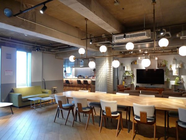 ３つの共用ラウンジのなかで最も広い「Dine & Communicate」。</BR>海外のブティックホテルのラウンジをイメージしたという、ゆったりとした空間