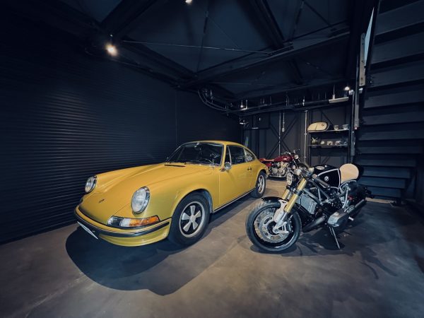 天井高2.7mの１階は、ガレージはもとより、アトリエ、工房、作業場、撮影スタジオといったさまざまな使い方が可能