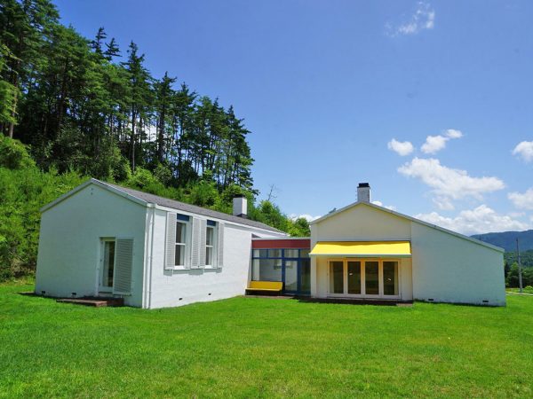 ▲JR『高山』駅から車で約10分。雄大な山々に囲まれたキタニ本社の敷地内に「高山のフィン・ユール邸」が建っている。庭も含めると広さは約400坪。空と緑だけが周囲に広がる高台の邸宅は、まるでデンマークからつながる別世界のようだ