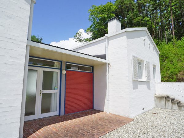 ▲延床面積51坪（172ｍ2）の木造平屋建て。フィン・ユールハウスには地下室があり、ボイラー室やワインセラーがあるそうだが、高山の雨量や積雪を考慮して地下は省いたという。「地下室以外はすべて忠実に再現しました。“増改築を繰り返したフィン・ユールハウスよりも、高山の邸宅のほうがフィン・ユールの哲学を感じる”とお褒めの言葉をいただくこともあります（笑）」