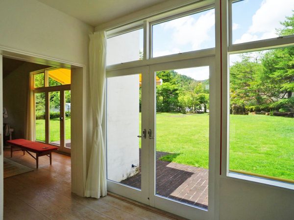 ▲玄関を入ると、最初に目に飛び込んでくるのはブルーのベンチが置かれた西向きのガーデンルームだ。質素に設計された建物外観からは想像できないが、ゲストはこの場所に立って初めて「美しい広い庭」の存在を知ることになる。「戦時中でしたから、外から見えない場所に様々な工夫を施してゲストをおもてなししていたようです」