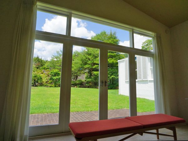 ▲フィン・ユールが目指していたのは「テントの中で暮らすような家」。床のレベルを地面と同じにするこで、テントの中の風景を表現している。オーニングを下げると、陽光が黄色を透過して室内へ入り込むため、室内の色＝空気感が変わってふわっとあたたかくなる。これもフィン・ユールの巧みな仕掛けだ