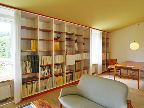 ▲フィン・ユールが目指していたのは「テントの中で暮らすような家」。床のレベルを地面と同じにするこで、テントの中の風景を表現している。オーニングを下げると、陽光が黄色を透過して室内へ入り込むため、室内の色＝空気感が変わってふわっとあたたかくなる。これもフィン・ユールの巧みな仕掛けだ