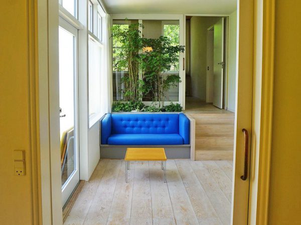 ▲玄関を入ると、最初に目に飛び込んでくるのはブルーのベンチが置かれた西向きのガーデンルームだ。質素に設計された建物外観からは想像できないが、ゲストはこの場所に立って初めて「美しい広い庭」の存在を知ることになる。「戦時中でしたから、外から見えない場所に様々な工夫を施してゲストをおもてなししていたようです」