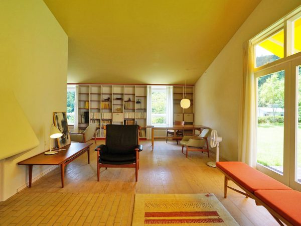 ▲ターコイズブルーの天井がお洒落なバスルーム。天井高いっぱいの大きな窓から緑を眺めることができる。スイッチ、コンセント等のパーツをよりリアルに再現するため、邸内ではデンマークと同じ200ボルトを採用している