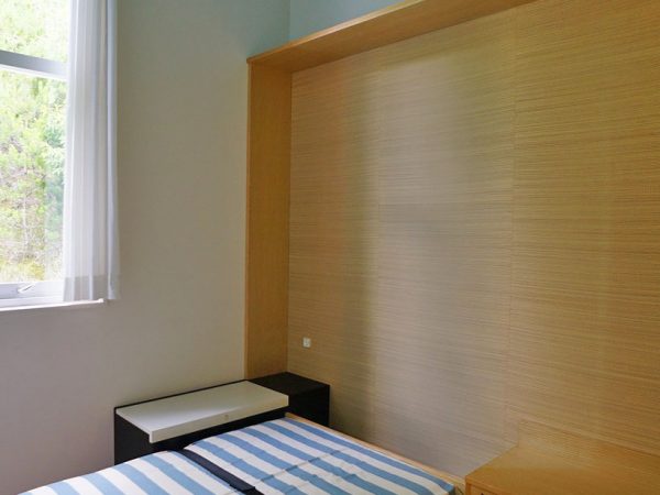 ▲ターコイズブルーの天井がお洒落なバスルーム。天井高いっぱいの大きな窓から緑を眺めることができる。スイッチ、コンセント等のパーツをよりリアルに再現するため、邸内ではデンマークと同じ200ボルトを採用している