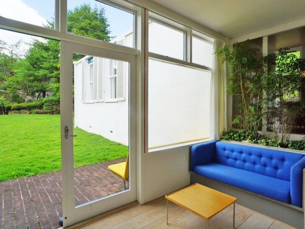 ▲玄関を入ると、最初に目に飛び込んでくるのはブルーのベンチが置かれた西向きのガーデンルームだ。質素に設計された建物外観からは想像できないが、ゲストはこの場所に立って初めて「美しい広い庭」の存在を知ることになる。「戦時中でしたから、外から見えない場所に様々な工夫を施してゲストをおもてなししていたようです」