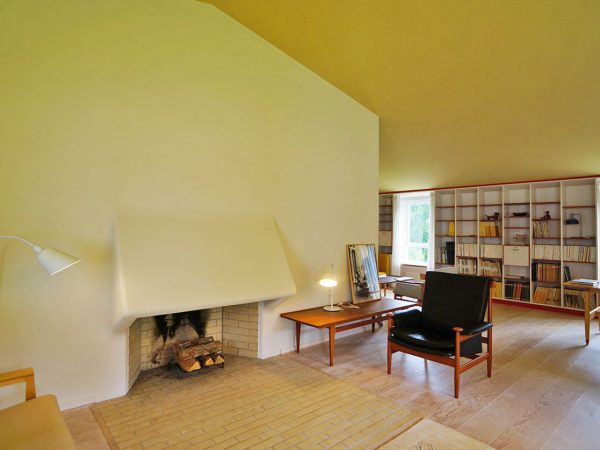 ▲フィン・ユールが目指していたのは「テントの中で暮らすような家」。床のレベルを地面と同じにするこで、テントの中の風景を表現している。オーニングを下げると、陽光が黄色を透過して室内へ入り込むため、室内の色＝空気感が変わってふわっとあたたかくなる。これもフィン・ユールの巧みな仕掛けだ