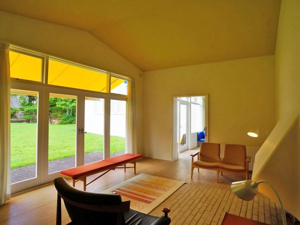 ▲フィン・ユールが目指していたのは「テントの中で暮らすような家」。床のレベルを地面と同じにするこで、テントの中の風景を表現している。オーニングを下げると、陽光が黄色を透過して室内へ入り込むため、室内の色＝空気感が変わってふわっとあたたかくなる。これもフィン・ユールの巧みな仕掛けだ