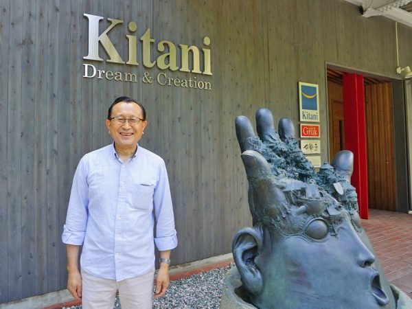 ▲JR『高山』駅から車で約10分。雄大な山々に囲まれたキタニ本社の敷地内に「高山のフィン・ユール邸」が建っている。庭も含めると広さは約400坪。空と緑だけが周囲に広がる高台の邸宅は、まるでデンマークからつながる別世界のようだ