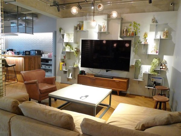 ３つの共用ラウンジのなかで最も広い「Dine & Communicate」。</BR>海外のブティックホテルのラウンジをイメージしたという、ゆったりとした空間